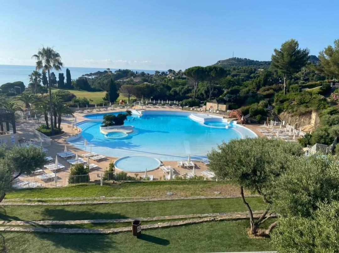 Saint-Raphael- Vue Mer Et Massif De L'Esterel Экстерьер фото
